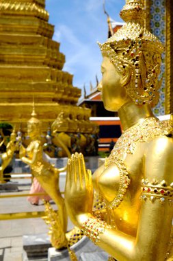 Saraydaki heykeller dünyanın dört bir yanından gelen turistleri etkiliyor.