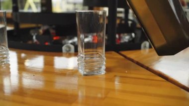 Bir adam barbeküye bir bardak taze limon suyu döker.