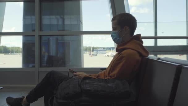 Mężczyzna Podczas Pandemii Covid Siedzi Lotnisku Czeka Lot — Wideo stockowe