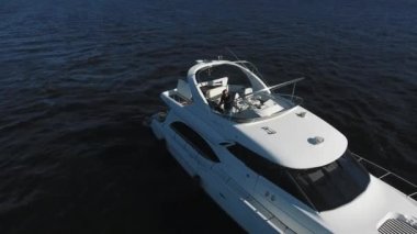 Adam yatı üst güverteden sürüyor. Bir kuadkopterden görüntüle