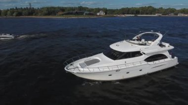 Adam yatı üst güverteden sürüyor. Bir kuadkopterden görüntüle