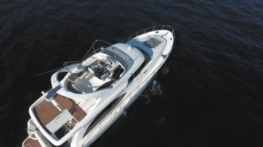 Adam yatı üst güverteden sürüyor. Bir kuadkopterden görüntüle