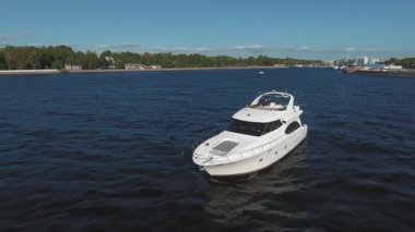 Adam yatı üst güverteden sürüyor. Bir kuadkopterden görüntüle