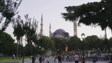 İstanbul, Türkiye - 08.30. 2020: İstanbul 'da bir salgın sırasında Mavi Cami. Turistik bir yer, insanlar tıbbi maske takıyor..