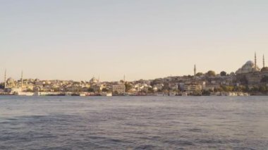 İstanbul 'un merkezindeki Golden Horn Körfezi Panoraması. Üç caminin manzarası
