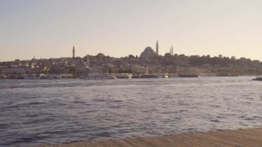 Altın Boynuz Koyu 'nda güneşli bir günde, yalnız bir balıkçı Rustem Paşa Camii' nin önünde balık yakalar..