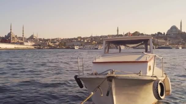 Boot Slingert Golven Golden Horn Bay Achtergrond Een Zonnige Dag — Stockvideo