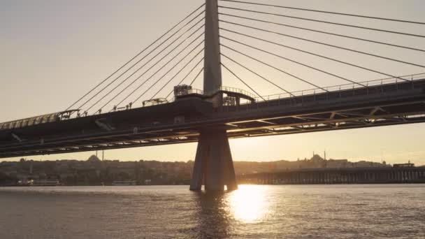 Metro Odjíždí Při Západu Slunce Stanice Mostě Přes Zlatý Roh — Stock video