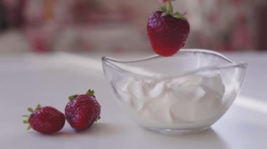 Sağlıklı ve lezzetli bir kahvaltı. Çilekli yoğurt.