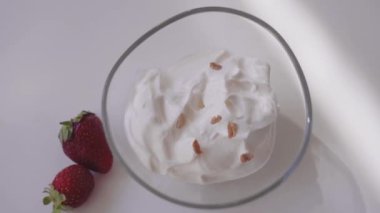 Sağlıklı ve lezzetli bir kahvaltı. Çilek, yoğurt, müsli..