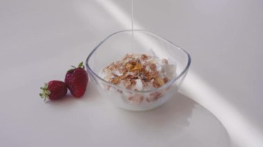 Sağlıklı ve lezzetli bir kahvaltı. Çilek, yoğurt, müsli, bal.