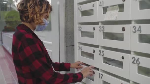 Une Femme Masquée Sort Des Lettres Une Boîte Aux Lettres — Video