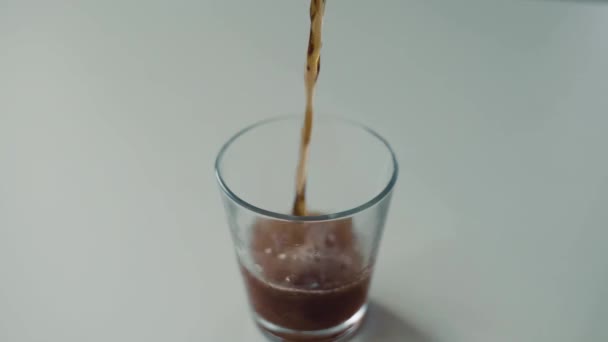 Soda Sprudelnd Kaltes Getränk Einem Glas Nahaufnahme Weißen Hintergrund — Stockvideo