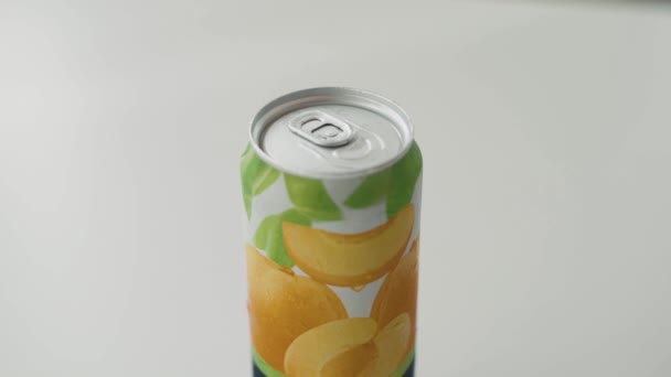 女人的手打开一罐柠檬水 — 图库视频影像