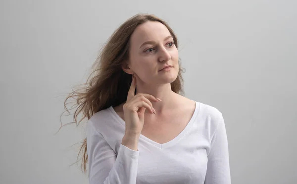 Zelfbewuste Jonge Vrouw Bewondert Zichzelf Raakt Haar Wang Aan Zeker — Stockfoto