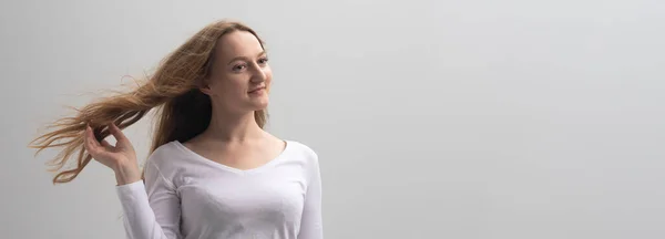 Zelfbewuste Jonge Vrouw Bewondert Zichzelf Raakt Haar Lange Haar Aan — Stockfoto