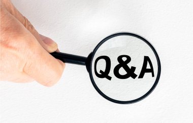 Soru ve cevaplar konsepti - Q ve A - büyüteç erkek elinde, gri mavi üzerinde izole