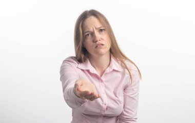 Kadın yardım diliyor, kameraya umutla bakıyor, avuç içlerini bir arada tutuyor, ihanete uğramış erkek arkadaş olarak af diliyor, kendini suçlu hissediyor. Çaresiz genç kadın dua ediyor, stüdyo çekimi.