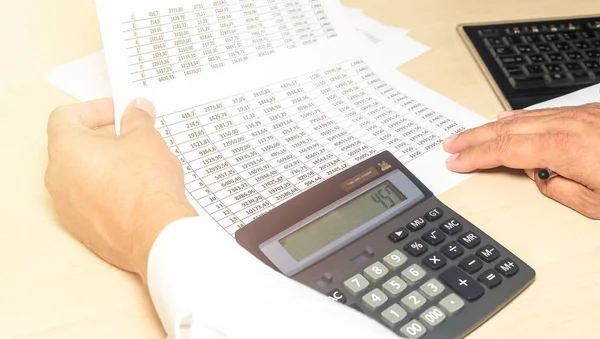 Бизнесмен Делает Бумажную Работу Помощью Калькулятора Рабочего Места — стоковое фото
