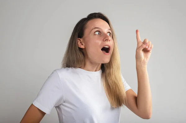 Überraschte Schockierte Junge Frau Mit Erhobenem Zeigefinger Die Auf Die — Stockfoto