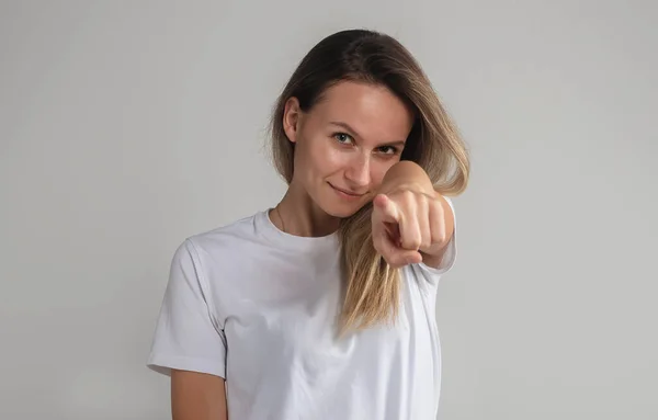Flirt Uśmiechnięta Młoda Kobieta Wskazuje Palcem Ciebie Lub Kamerę Koncepcja — Zdjęcie stockowe