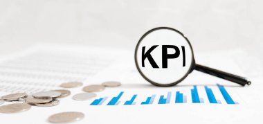 KPI Anahtarı Performans Göstergesi ofis masasının üzerindeki cam lenslerin kısaltmasını mesaj olarak gönderir. İş KPI kavramı
