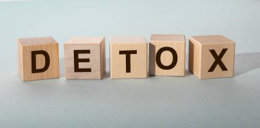 Yapı taşlarından yapılmış DETOX kelimesi, zehirden arındırma kavramı