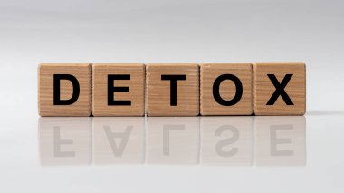 Yapı taşlarından yapılmış DETOX kelimesi, zehirden arındırma kavramı