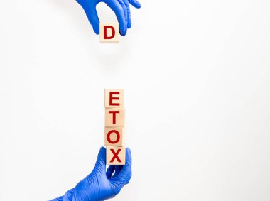Yapı taşlarından yapılmış DETOX kelimesi, zehirden arındırma kavramı