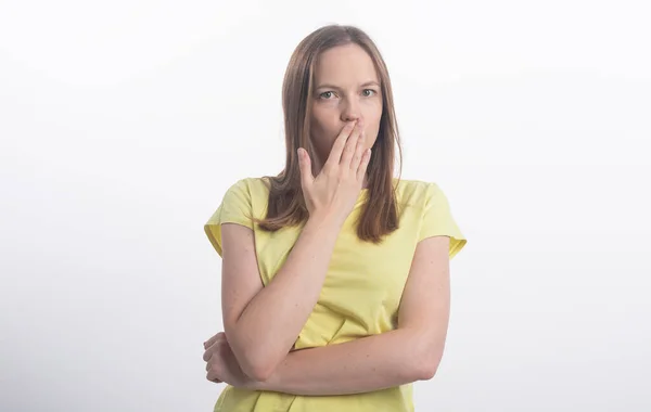 Schockierende Nachrichten Überraschte Und Ruhige Frau Bedeckt Ihren Mund Nahaufnahme — Stockfoto