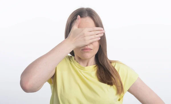 Junge Frau Schließt Die Augen Mit Der Hand Über Weißem — Stockfoto