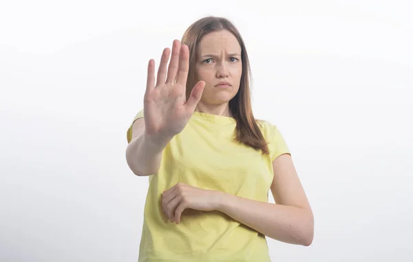 Porträt Eines Schönen Mädchens Zeigt Stoppschild Mit Handflächen Isoliert Auf — Stockfoto