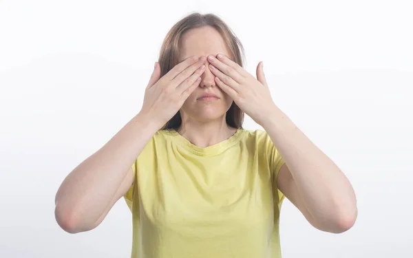 Junge Frau Schließt Die Augen Mit Beiden Händen Über Weißem — Stockfoto