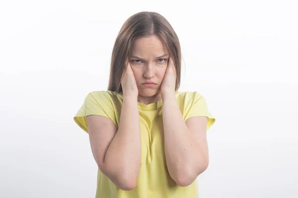 Porträt Einer Genervten Frau Die Die Ohren Mit Den Händen — Stockfoto