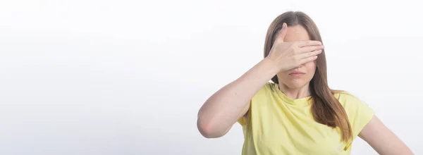 Junge Frau Schließt Die Augen Mit Der Hand Über Weißem — Stockfoto