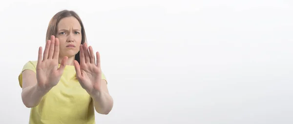 Portret Pięknej Dziewczyny Pokazującej Znak Stopu Wyizolowanymi Dłońmi Białym Tle — Zdjęcie stockowe