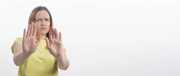 Retrato Uma Menina Bonita Mostrando Sinal Parada Com Palmas Isoladas — Fotografia de Stock