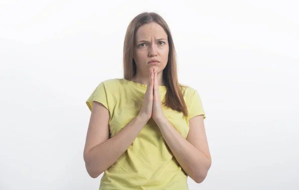 Junge Frau Hält Palme Zusammen Hat Zufriedenen Gesichtsausdruck Bittet Freund — Stockfoto