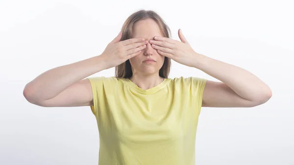 Junge Frau Schließt Die Augen Mit Beiden Händen Über Weißem — Stockfoto