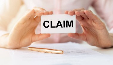 İş kadını elinde elinde yazılı bir kart tutuyor. Elinde iddia, dava ve iddia konsepti var.