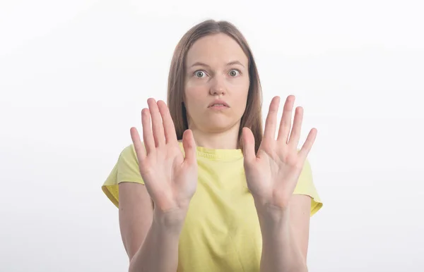 Portrait Une Belle Fille Montrant Panneau Stop Avec Des Paumes — Photo