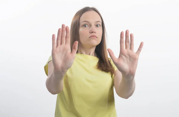 Portret Pięknej Dziewczyny Pokazujący Znak Stopu Wyizolowanymi Dłońmi Białym Tle — Zdjęcie stockowe