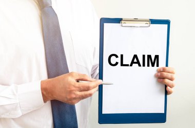 İş adamı elinde elinde yazılı bir kart tutuyor. Dava ve iddia konsepti. Kağıt tahtası.