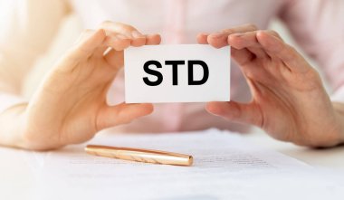 Doktorların elinde kağıt üzerinde cinsel yolla bulaşan hastalık. Tıbbi konsept. Doktor