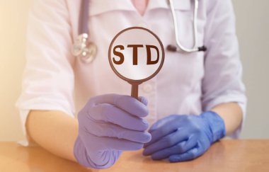 Koruyucu doktor eldivenlerindeki büyüteç merceğiyle kelime hastalığı. Tıbbi konsept. Doktor