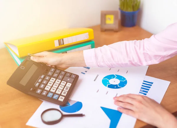 Contabile Donna Banchiere Che Effettua Calcoli Seduti Tavolo Dell Ufficio — Foto Stock