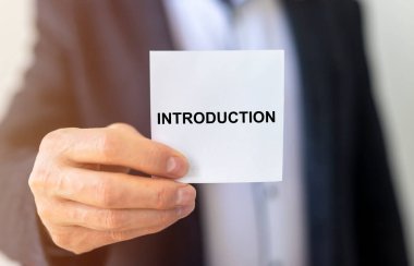 Tanıştırayım. Kağıt üzerinde kelime metni. İş adamı eli, iş tanıtım konsepti