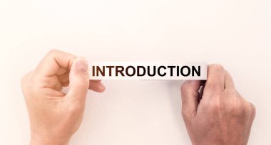 Tanıştırayım. Kağıt üzerinde kelime metni. İş adamı eli, iş tanıtım konsepti