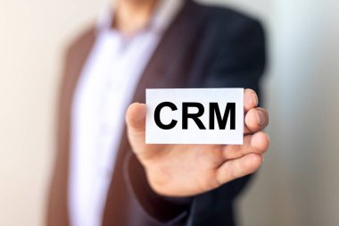 İş adamı El ve CRM geçmişi bulanık, takım elbiseli adam, müşteri yönetimi