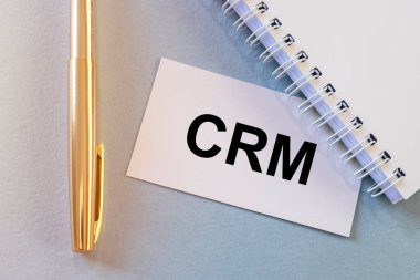 Kağıt üzerinde CRM kısaltması, ofis masası